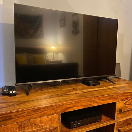 Quirky Town Centre Apartment With River Terrace マックルズフィールド エクステリア 写真