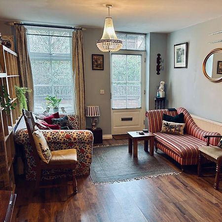 Quirky Town Centre Apartment With River Terrace マックルズフィールド エクステリア 写真