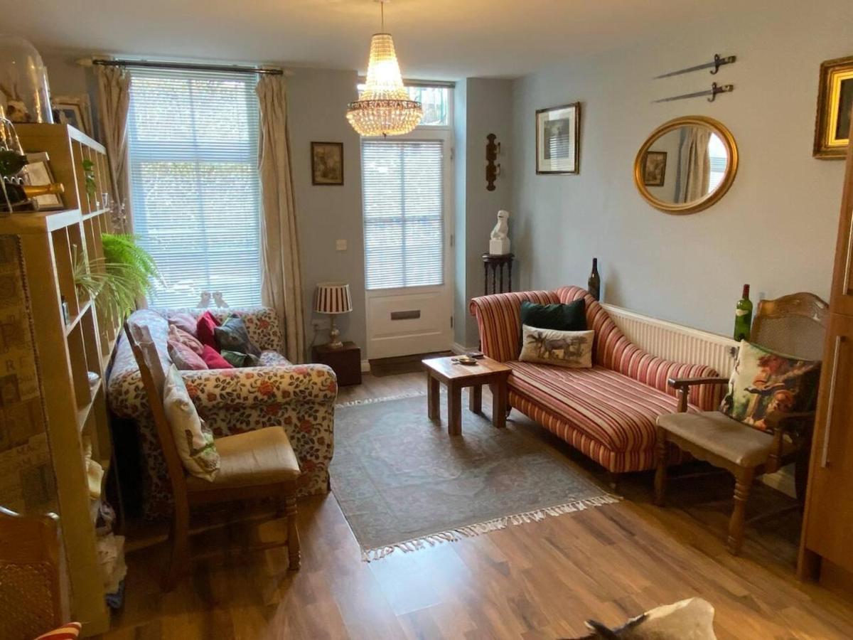 Quirky Town Centre Apartment With River Terrace マックルズフィールド エクステリア 写真