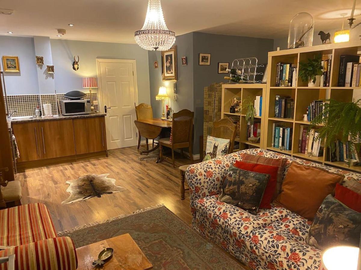 Quirky Town Centre Apartment With River Terrace マックルズフィールド エクステリア 写真