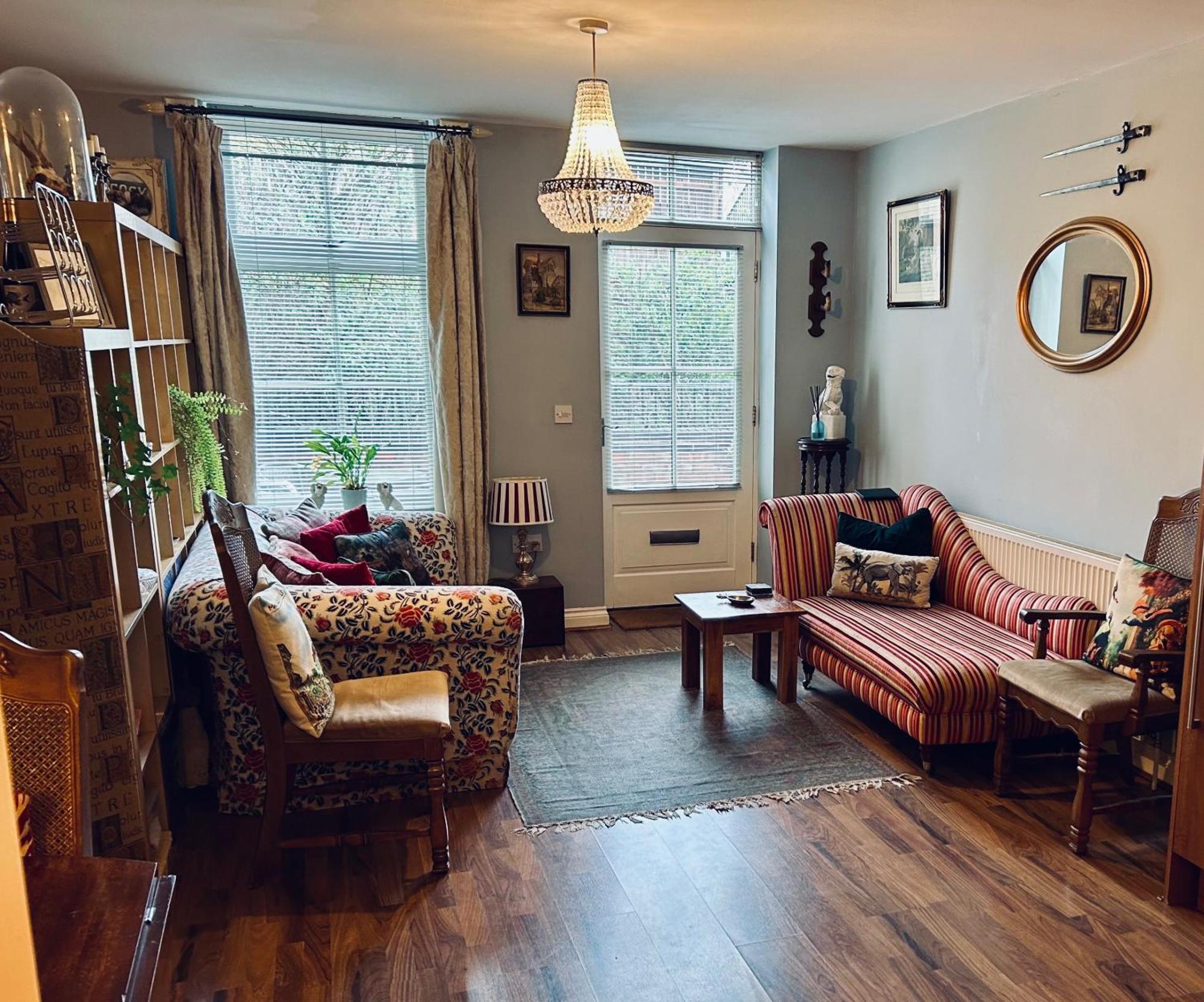 Quirky Town Centre Apartment With River Terrace マックルズフィールド エクステリア 写真